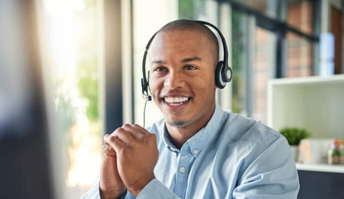 Homem a fornecer suporte em inglês 24 horas por dia, 7 dias por semana para o Norton Small Business.