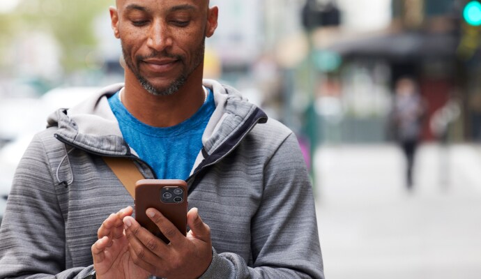 Homem a olhar para o telemóvel